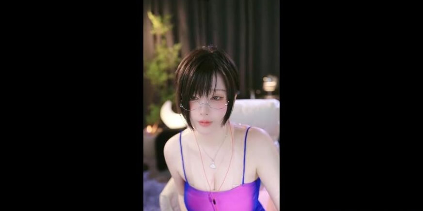 一色雨 紫色吊带裙战损袜