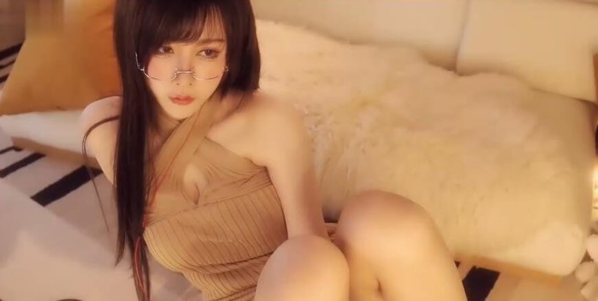 一色雨 带上眼镜的女友别有一番风味