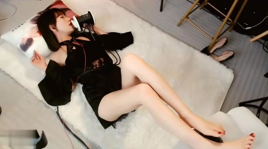 虎牙你的圈圈儿 - 大脚丫子挠痒痒