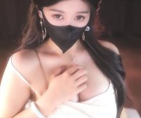 清清睡不醒 坐在弟弟腿上