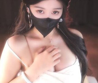 清清睡不醒 坐在弟弟腿上