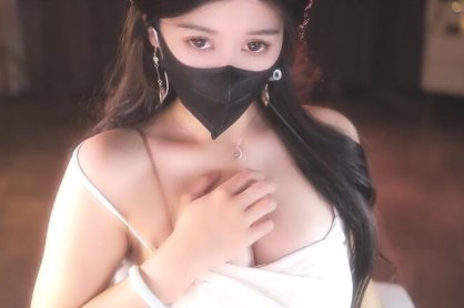 清清睡不醒 坐在弟弟腿上